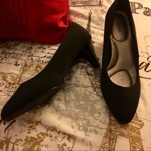 Black pumps with low heel